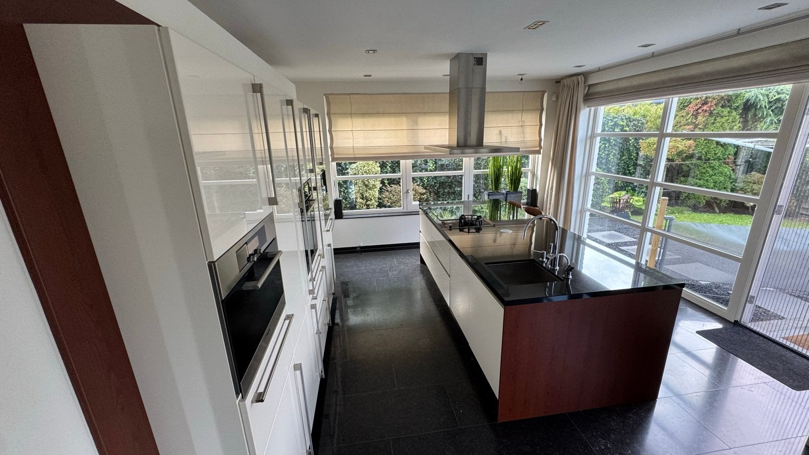Foto 3 van Siematic Keuken met Eiland en Zwart Granieten Blad
