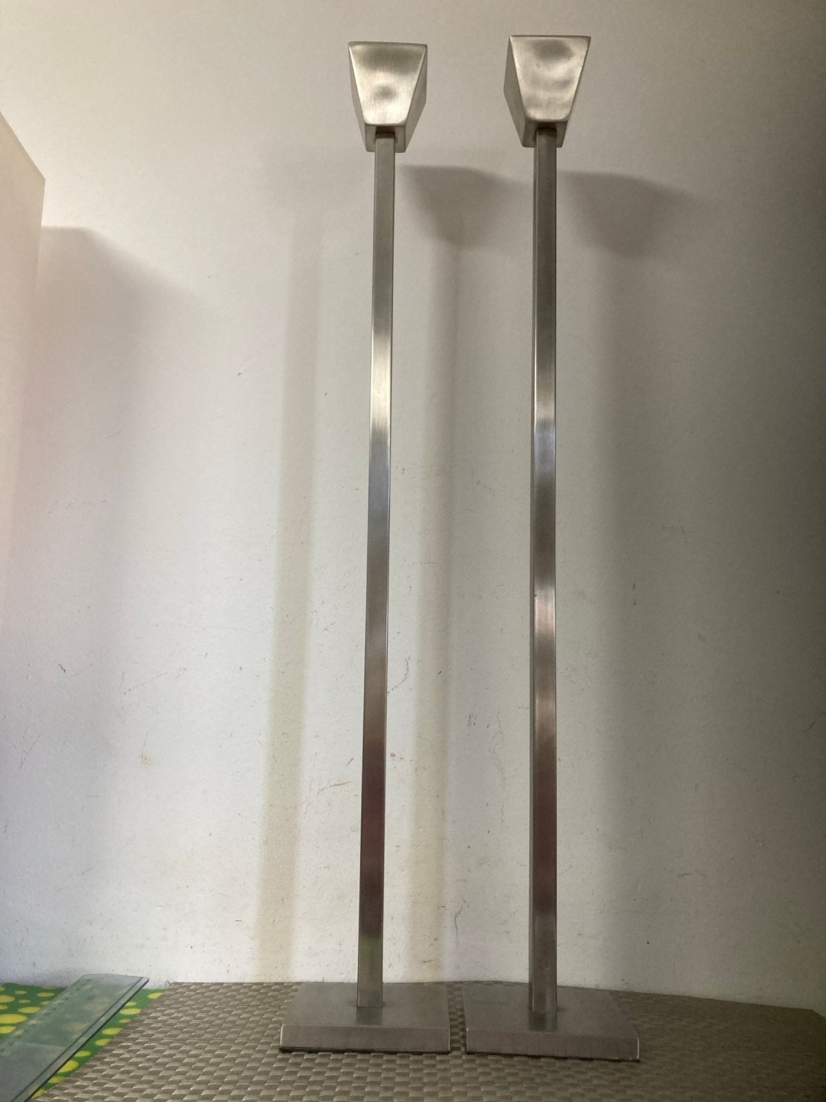 2 Minimalistische RVS Kandelaren - 67 cm hoog, Gebruikt, Ophalen of Verzenden, Metaal, Kandelaar