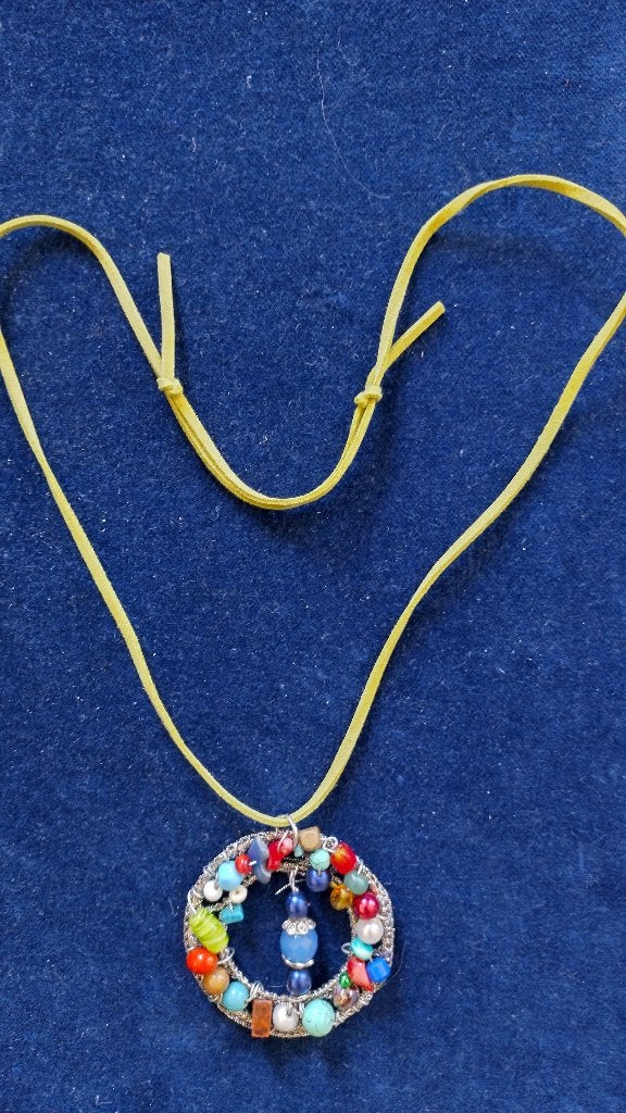 nieuw grote gekleurde kralen hanger met suede banden, Ophalen of Verzenden, Nieuw, Overige materialen, Verstelbaar