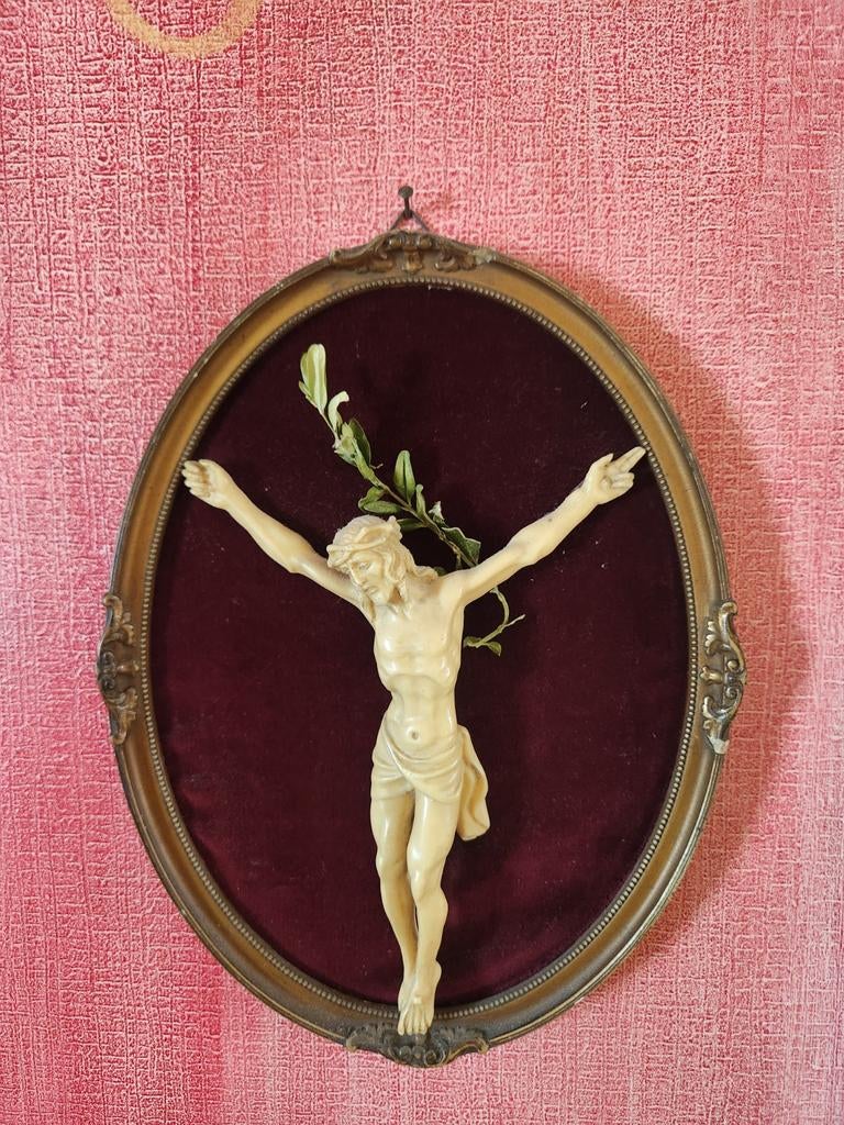 Vintage Crucifix in Ovale Lijst met Rood Fluweel, Antiek en Kunst, Ophalen of Verzenden