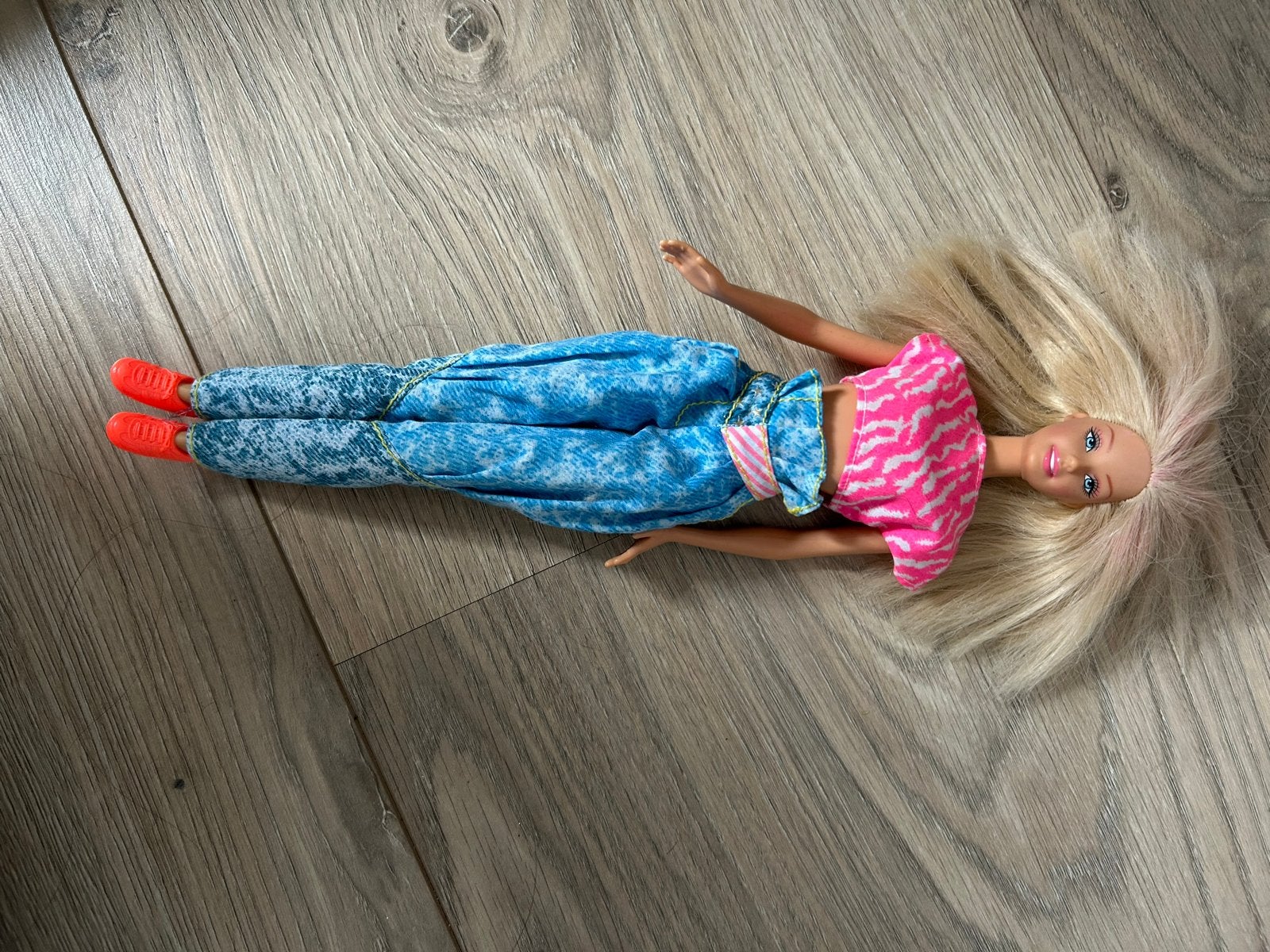 Vintage Barbie pop met roze top en spijkerbroek, Ophalen of Verzenden, Gebruikt, Barbie