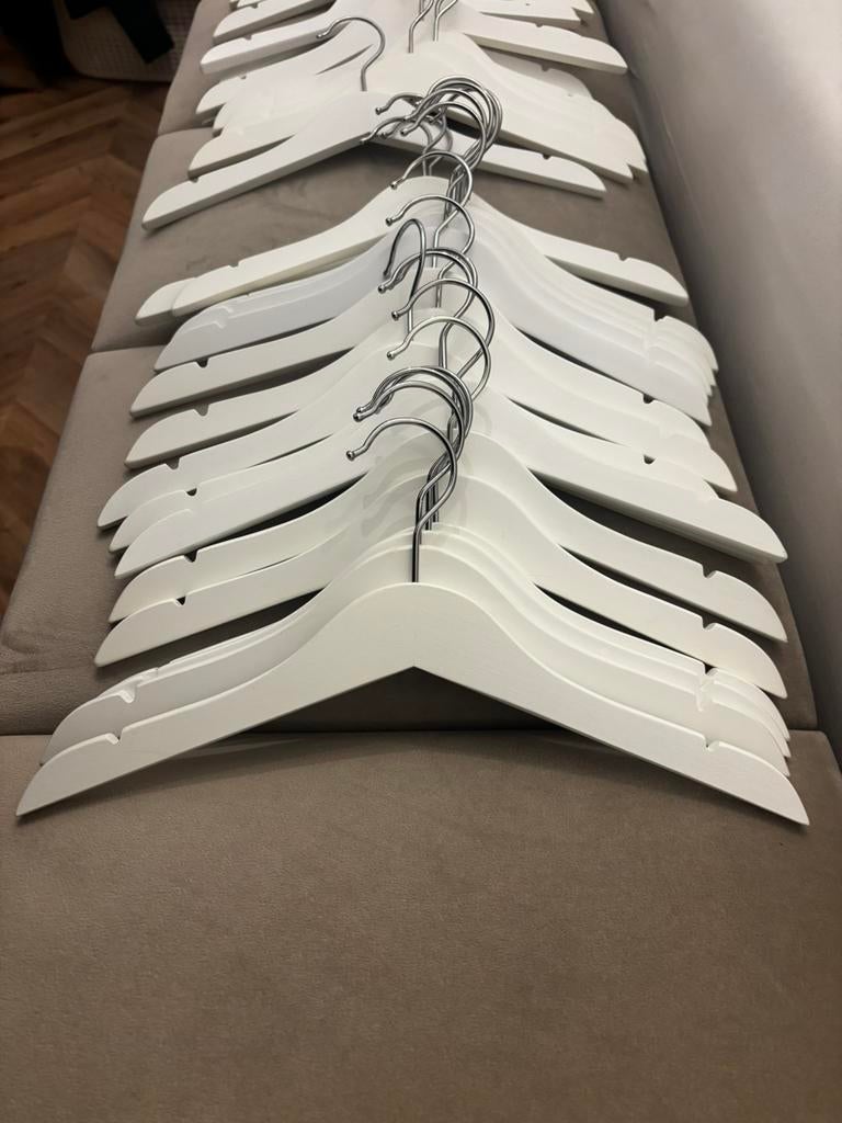 50 stevige witte kinderkledinghangers – setprijs, Kleding | Dames, Kledinghangers, Ophalen of Verzenden, Zo goed als nieuw, Hout