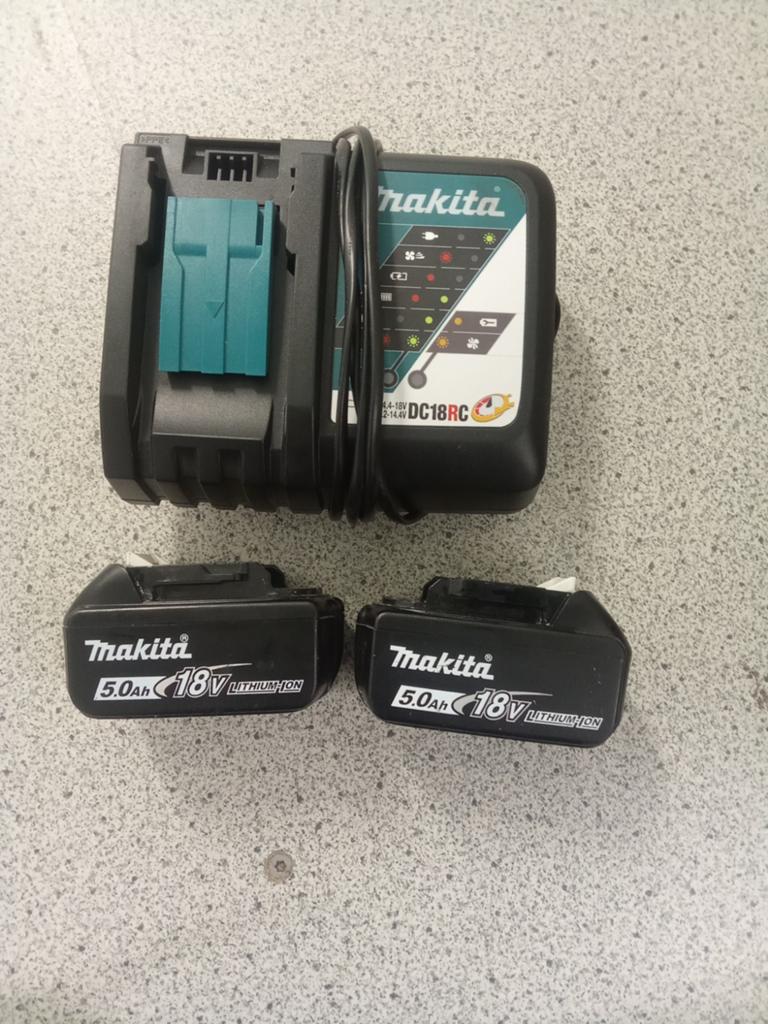 Makita accu en oplader, Ophalen of Verzenden, Zo goed als nieuw