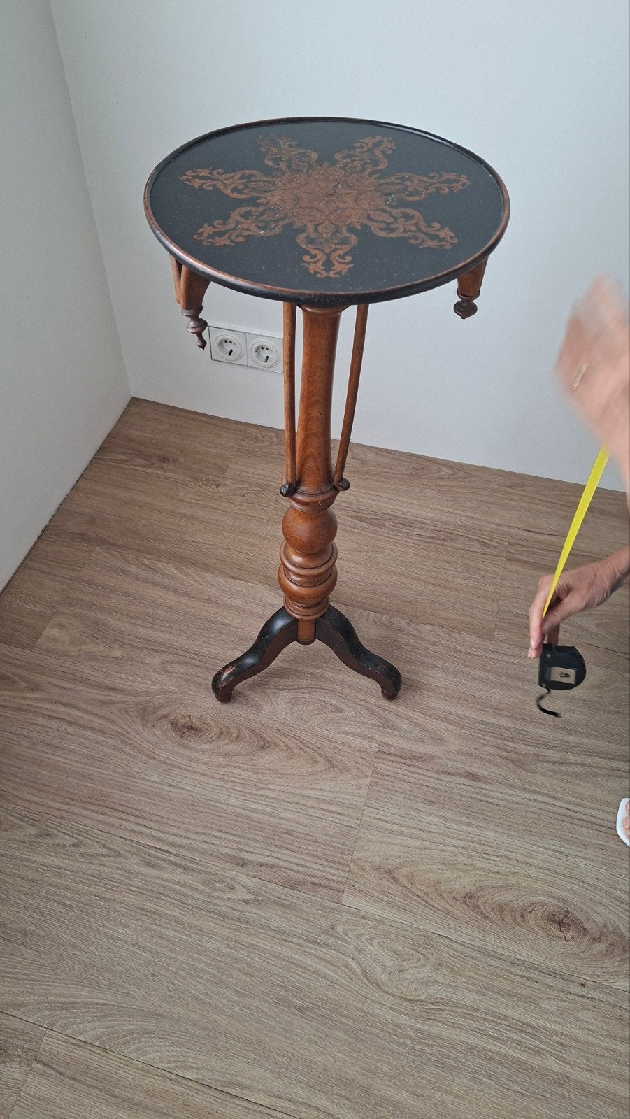 Antieke bijzettafel met sierlijk ingelegd blad 74 x30 cm, Ophalen of Verzenden