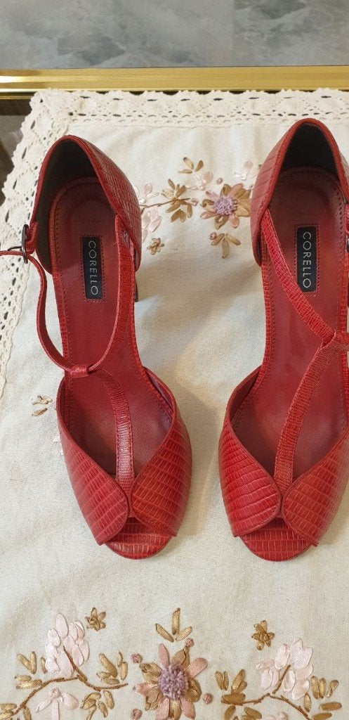 Corello dameshakken rood – maat 37 – Made in Brazil, Ophalen of Verzenden, Rood, Corello, Zo goed als nieuw
