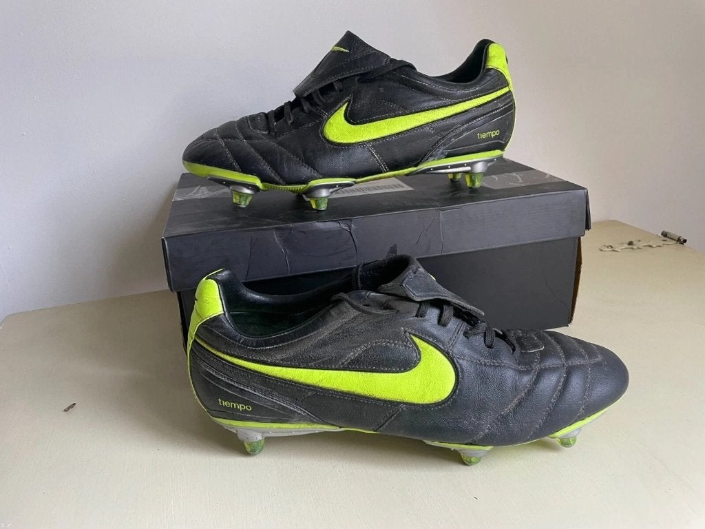 nike tiempo r10 ronaldinho yellow / black total 90 maat 44,5, Gebruikt, Maat XS of kleiner, Schoenen, Ophalen of Verzenden