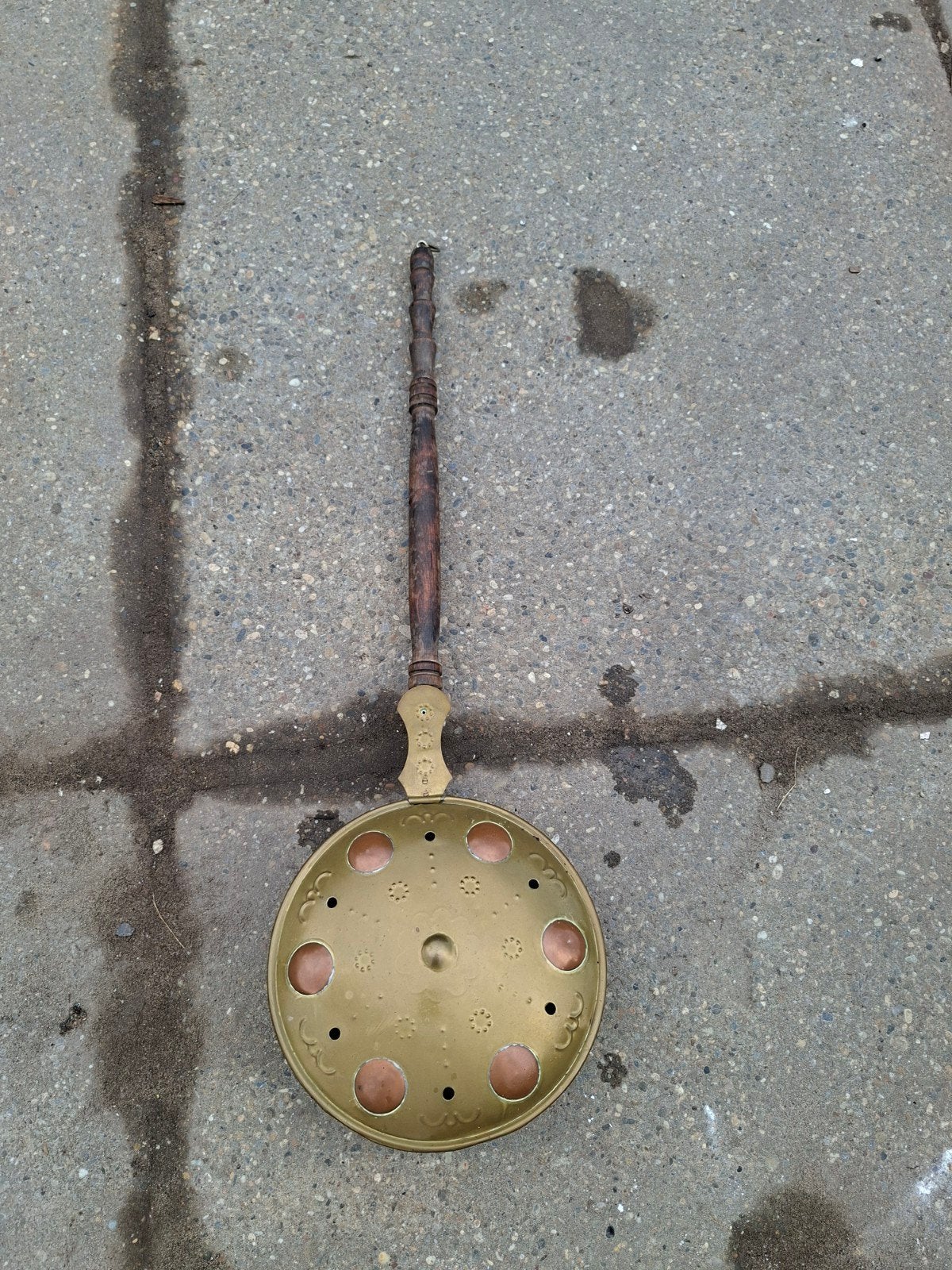Antieke koperen beddenpan met houten steel, Ophalen