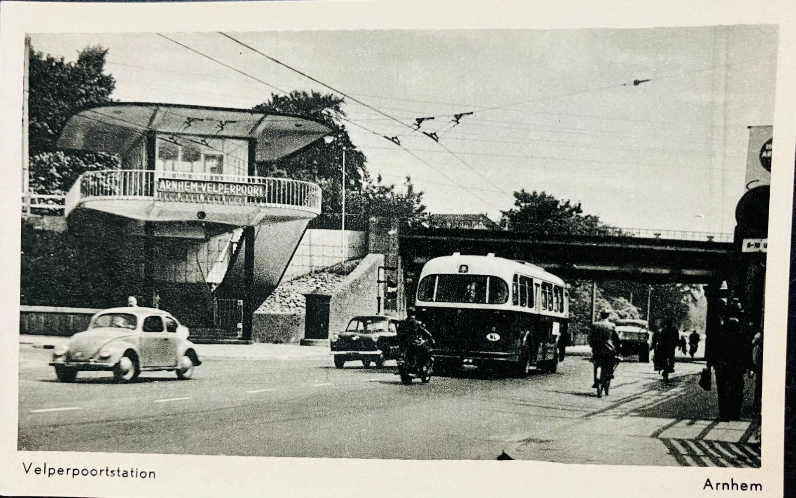 Ansichtkaart met auto VW Kever en Trolleybus in Arnhem, Ophalen of Verzenden, 1940 tot 1960, Gelopen, Voertuig