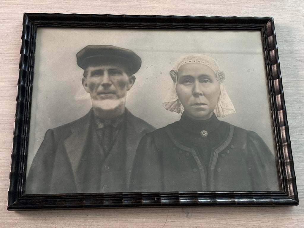 Ingelijste foto, echtpaar in klederdracht uit Zwaagwesteinde, Ophalen of Verzenden, Gebruikt, Foto of Poster, Minder dan 50 cm