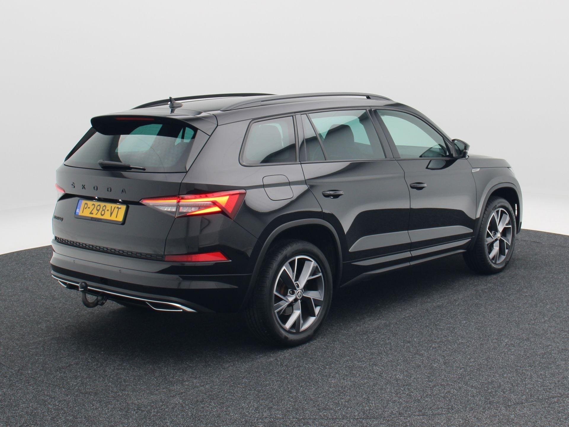 Skoda Kodiaq 1.5 TSi 150 Pk Automaat Sportline Business | St, Auto's, Dealer onderhouden, 4 cilinders, 150 pk, Alcantara