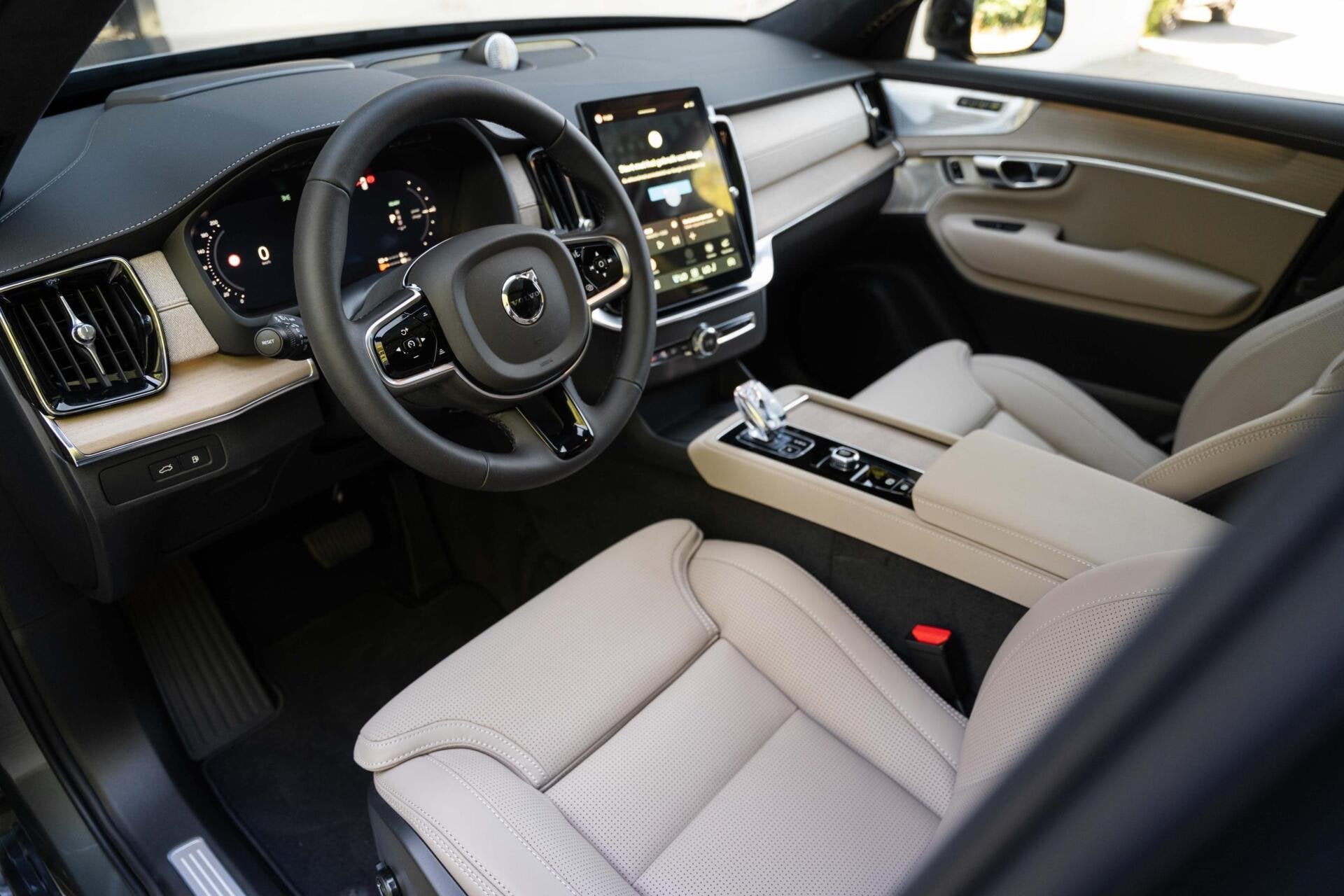Volvo XC90 T8 Ultra Dark B&W Pano Lucht Trekhaak 360 HUD 22", Gebruikt, 4 cilinders, 1969 cc, 7 stoelen