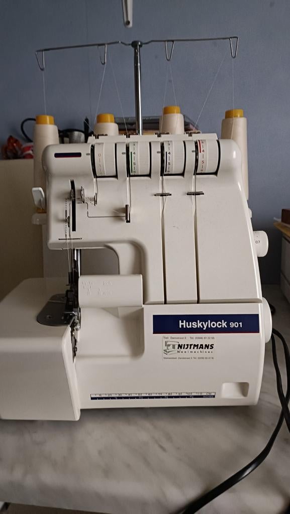 Huskylock 901 lockmachine, Hobby en Vrije tijd, Naaimachines en Toebehoren, Ophalen, Gebruikt, Lockmachine, Husqvarna