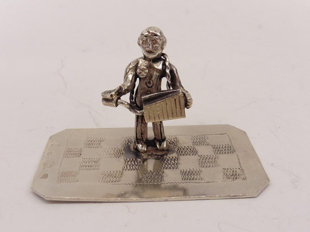 Zilveren miniatuur Man met handorgel                    Z454, Antiek en Kunst, Ophalen of Verzenden, Zilver