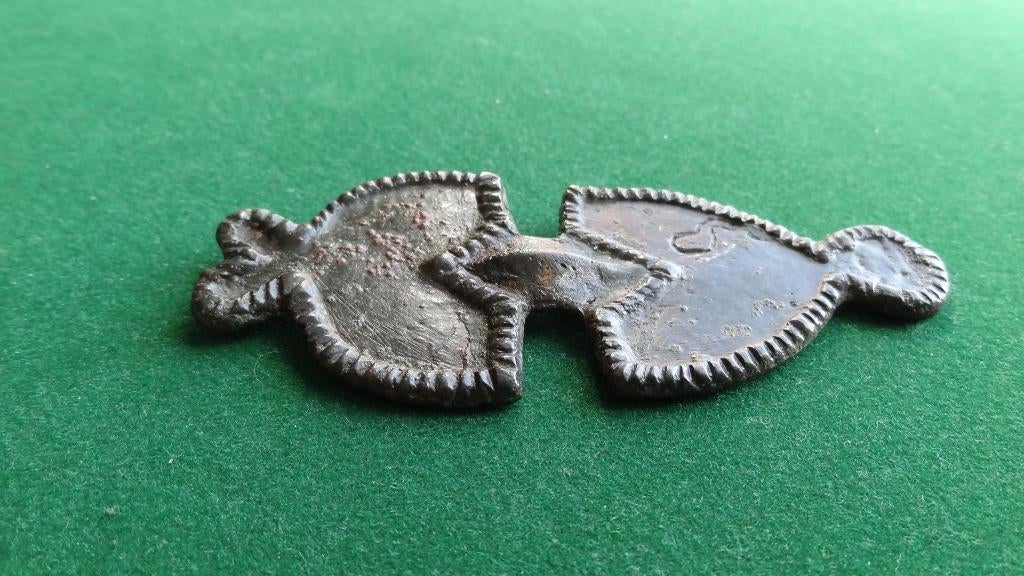 Bodemvondst Vroeg middeleeuwse mantelspeld / fibula, Ophalen of Verzenden, Brons
