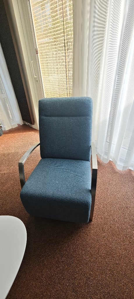 Blauwe design fauteuil met RVS armleuningen, Ophalen, 75 tot 100 cm, Zo goed als nieuw, Stof