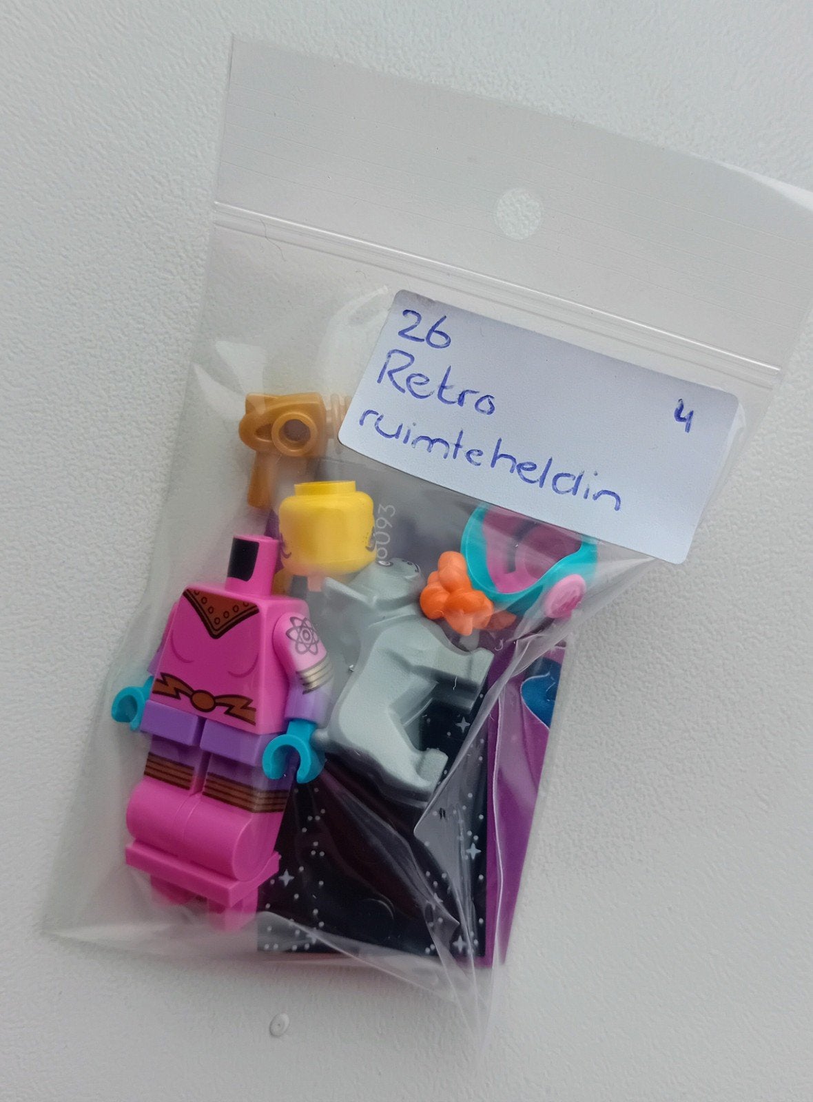 Lego minifiguur retro space heroine, nieuw, CMF 26, Lego, Nieuw, Ophalen of Verzenden, Minifiguur
