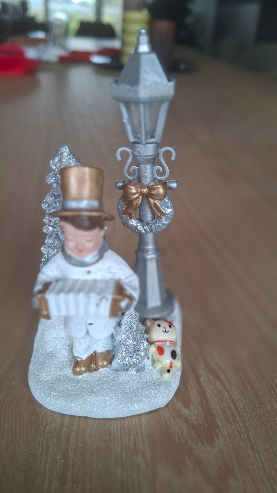 Kerstversiering, man met kat bij lantaarn, Ophalen