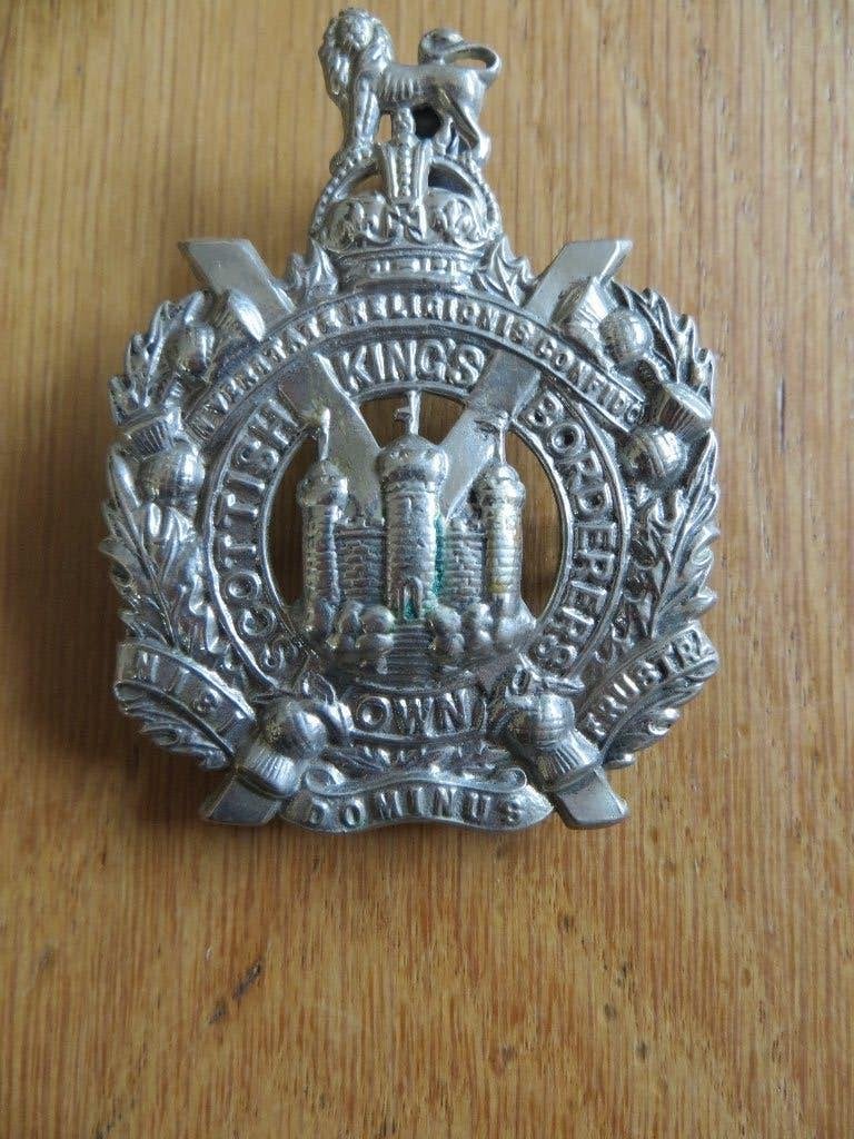 KOSB cap badge WW2, Ophalen of Verzenden, Luchtmacht, Engeland, Embleem of Badge