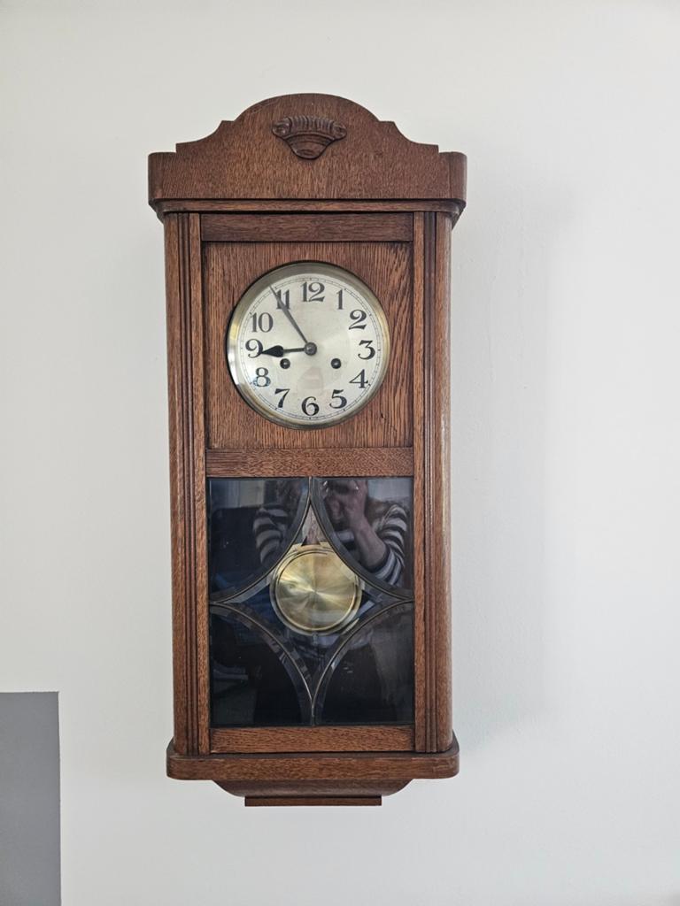 Antiek ogende  Wandklok met Slinger, Ophalen