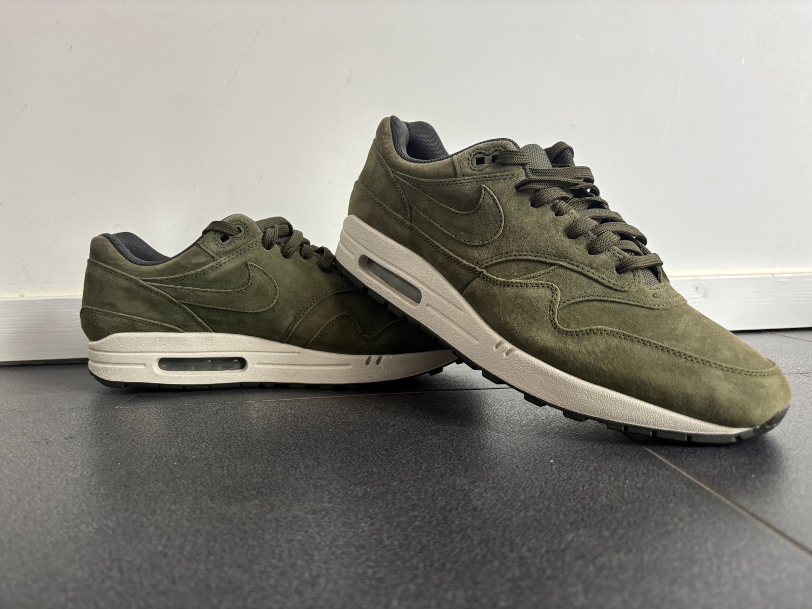 Nike air max 1 Olive Canvas Suede, Kleding | Heren, Ophalen, Zo goed als nieuw, Overige kleuren