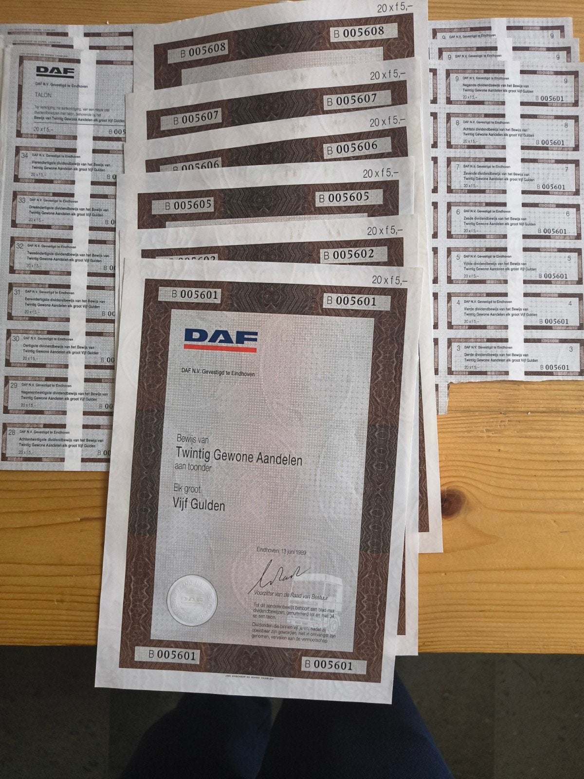 DAF Aandelen en Talonvellen (2 dividendbewijzen gebruikt), Ophalen of Verzenden, 1970 tot heden, Aandeel