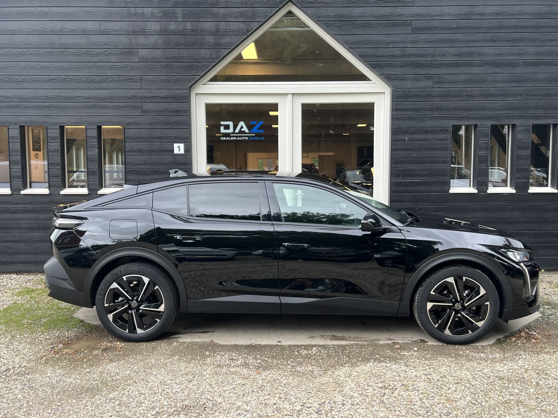 Peugeot 408 1.2 Hybrid 145 e-DCS6 Allure Aut/Ecc/Navi/Camera, Auto's, Gebruikt, 1199 cc, Leder en Stof, Zwart
