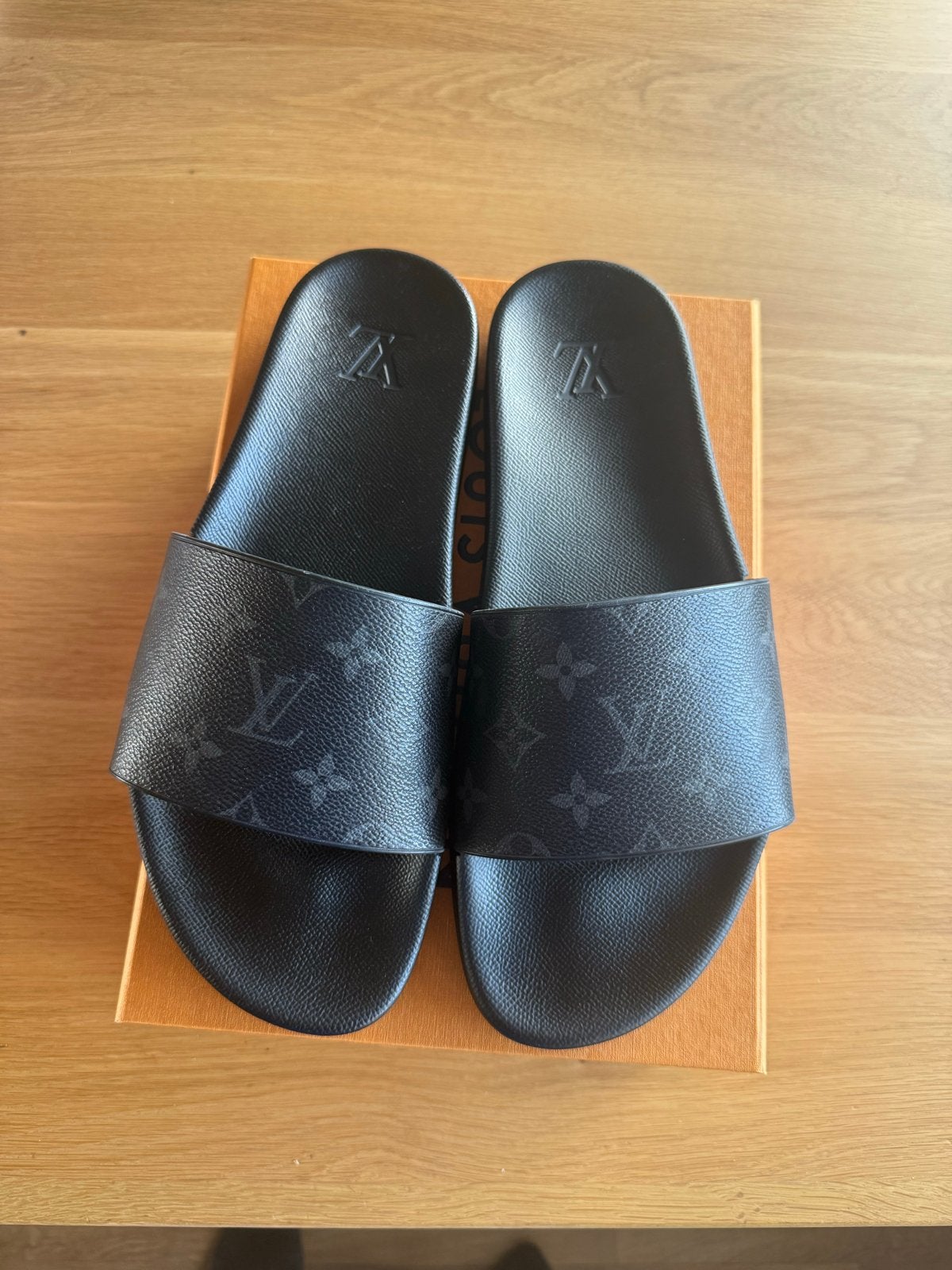 Louis Vuitton Slippers - Zo goed als nieuw, Slippers, Zwart, Ophalen of Verzenden, Zo goed als nieuw