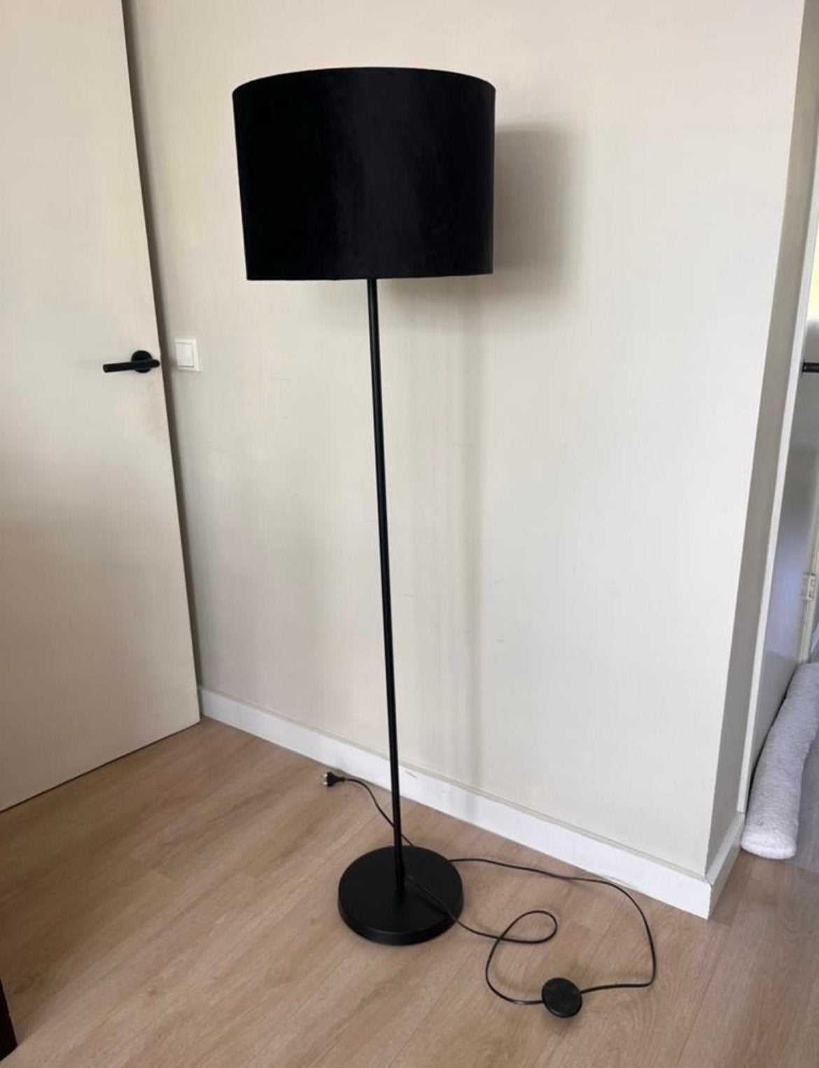 Stijlvolle zwarte vloerlamp met fluwelen kap, Huis en Inrichting, Lampen | Vloerlampen, Ophalen, Zo goed als nieuw, Metaal, 150 tot 200 cm
