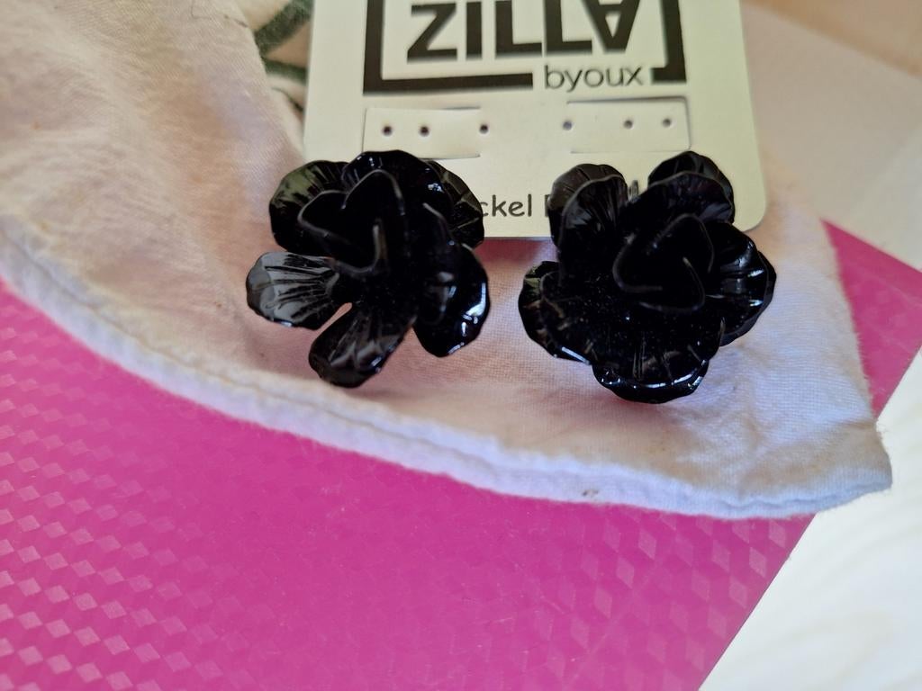 Zwarte bloemvormige oorbellen, Ophalen of Verzenden, Zo goed als nieuw, Zwart, Overige materialen