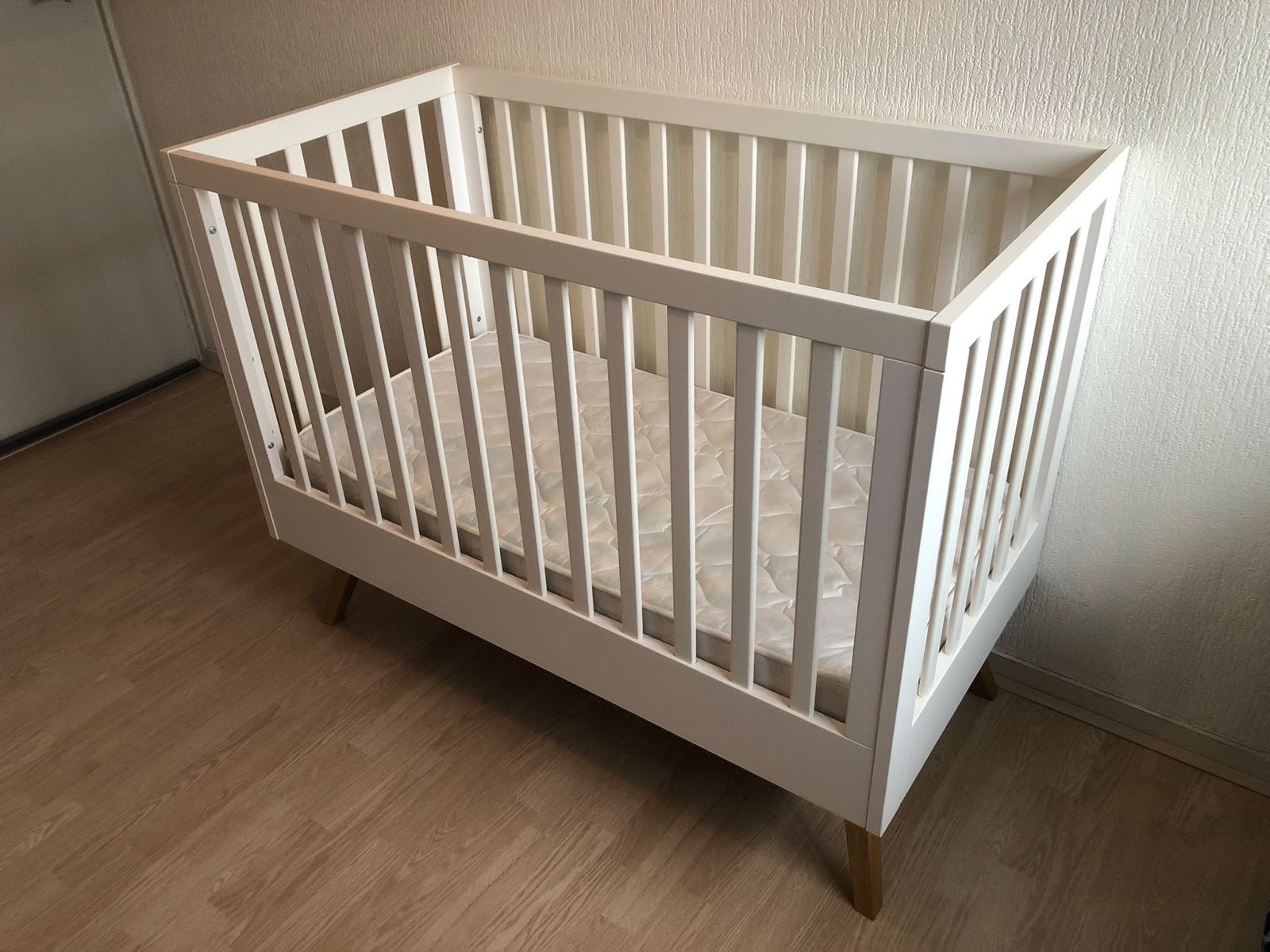 Wit met houten ledikant van Babypark, Kinderen en Baby's, Ophalen, Zo goed als nieuw, Ledikant