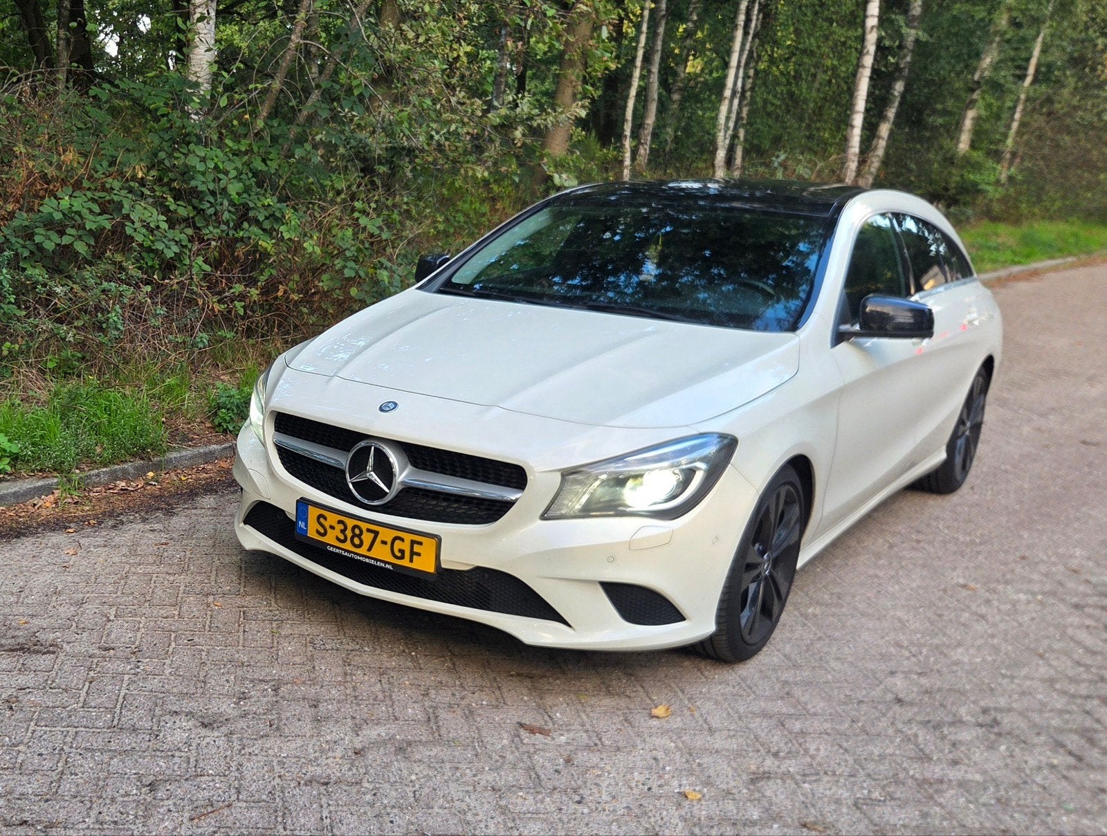 Mercedes-Benz CLA 180 1.6 90KW Shooting Brake 2015 Wit, Auto's, Voorwielaandrijving, 4 cilinders, 715 kg, 1595 cc