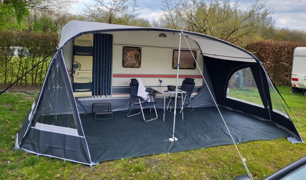 Voor luifel met sunwings voor caravan Doréma, Ophalen