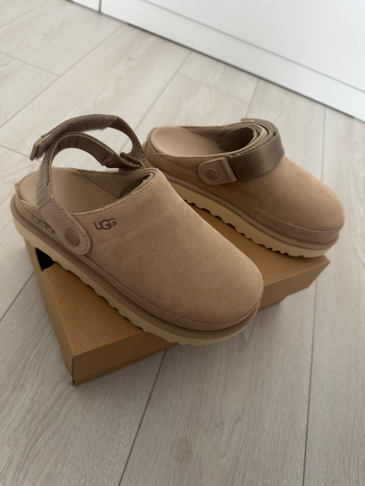 Uggs Goldenstar Clog, Kleding | Dames, Schoenen, Nieuw, Ophalen of Verzenden, Instappers, Beige