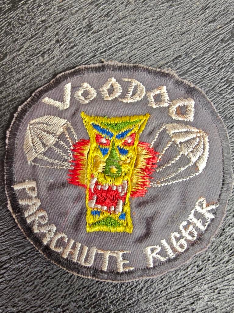 Patch "Voodoo Parachute Rigger". Vietnam periode, Verzamelen, Militaria | Algemeen, Ophalen of Verzenden, Landmacht, Amerika, Embleem of Badge