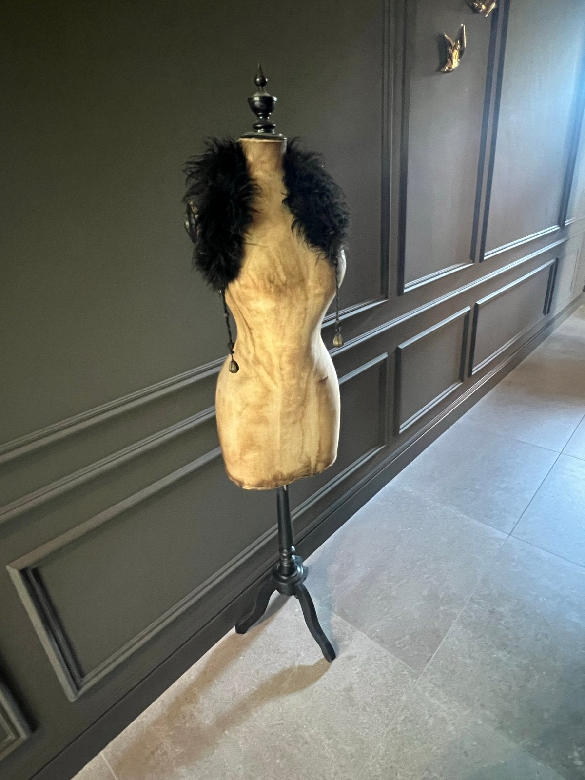 Antieke paspop vintage brocante met zwarte veren boa, Ophalen