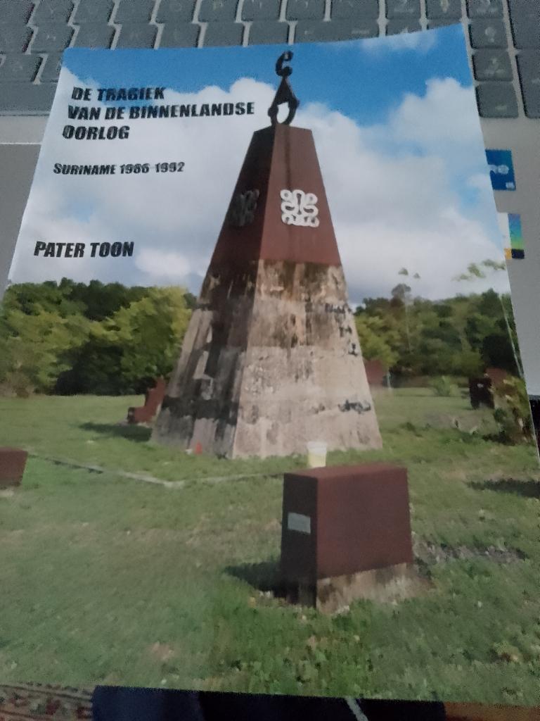 boek  suriname 1986 - 1992   de tragiek, Ophalen, Zo goed als nieuw