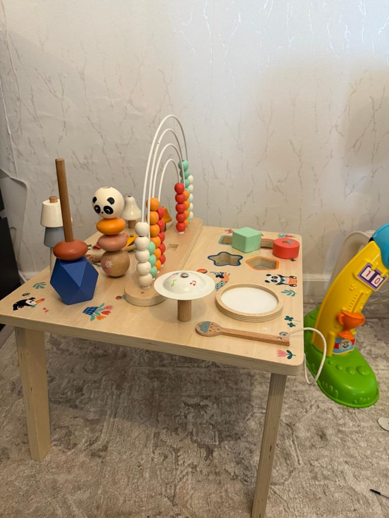 Speeltafel, in goede conditie,, Kinderen en Baby's, Kinderkamer | Tafels en Stoelen, Ophalen, Zo goed als nieuw, Tafel(s)
