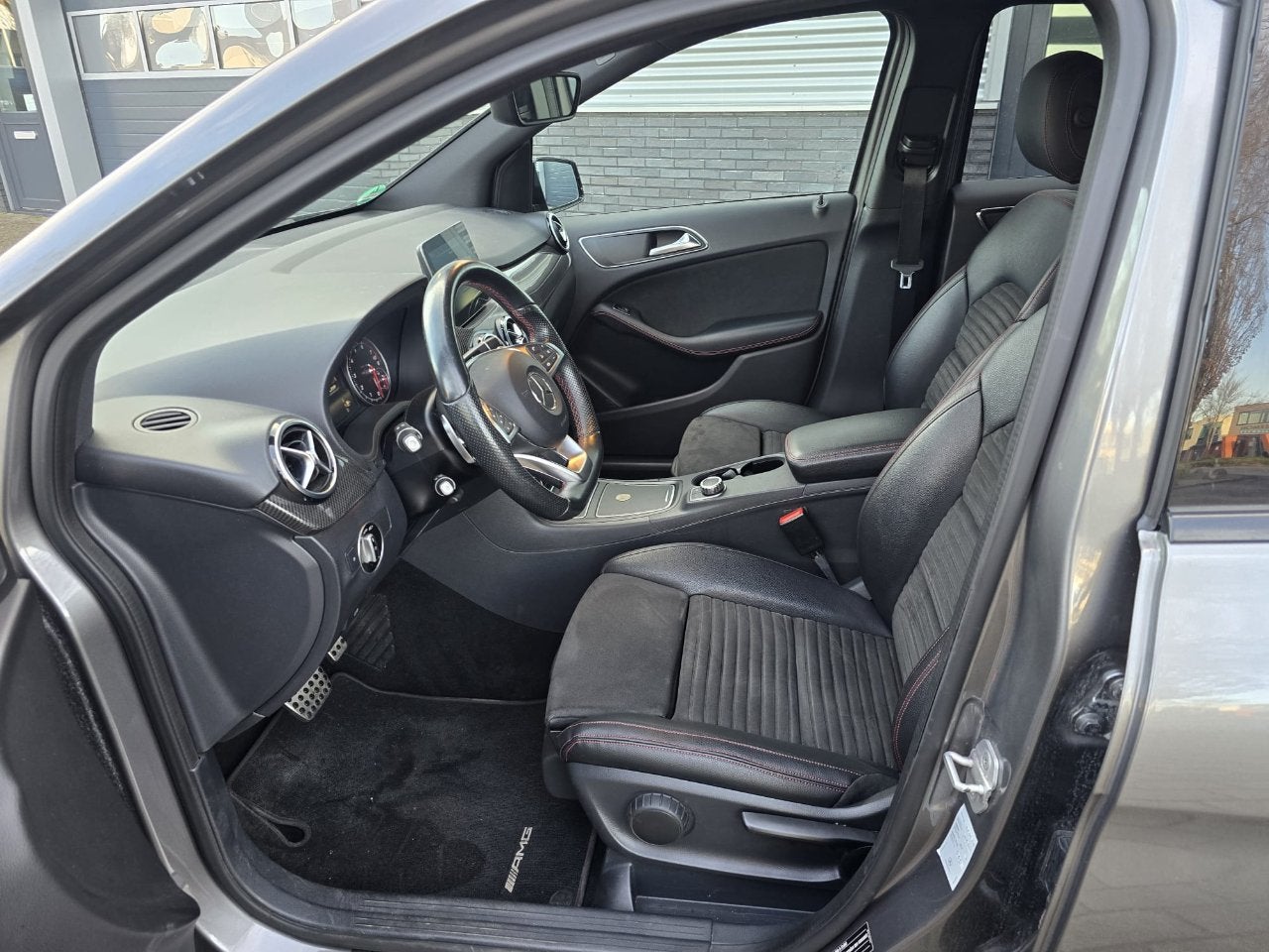 Mercedes-Benz B-Klasse 250 AMG UITVOERING (bj 2017), Auto's, Lichtsensor, 730 kg, Gebruikt, 4 cilinders