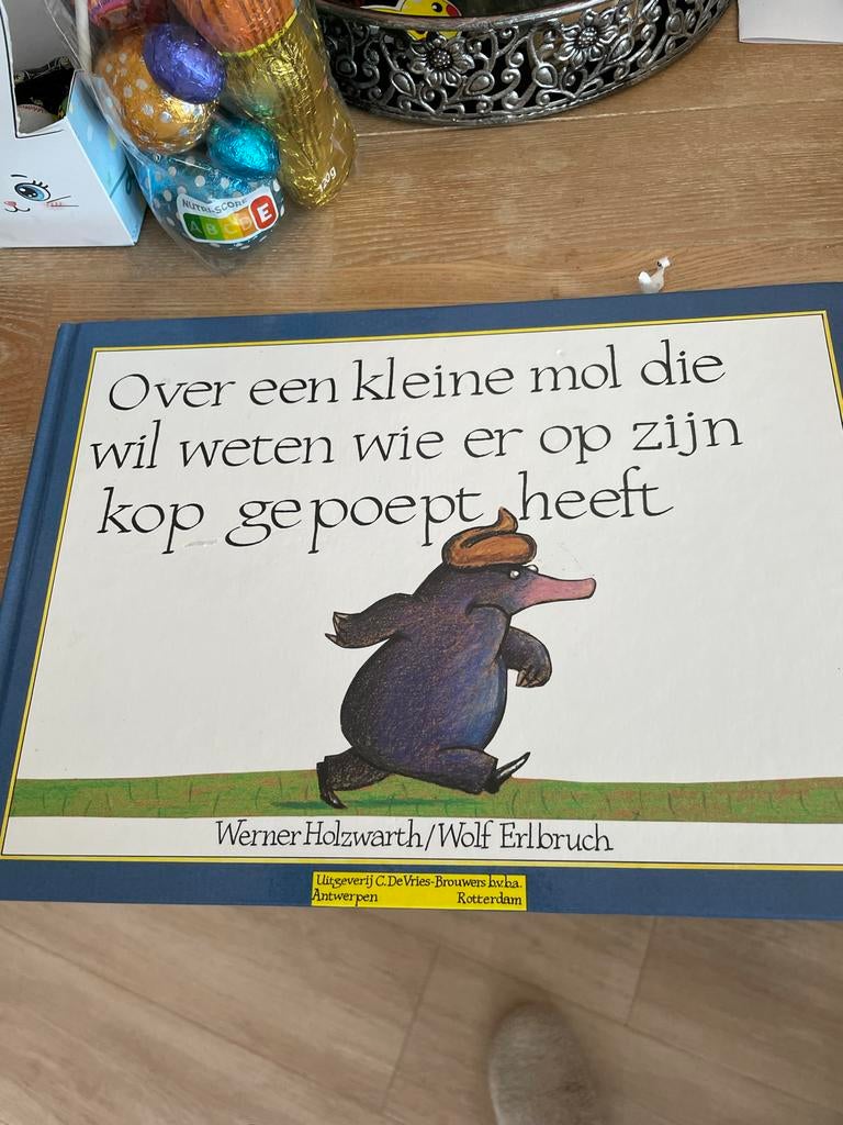 Over een kleine mol die wil weten wie er op zijn kop gepoept, Gelezen, Fictie algemeen, Jongen of Meisje, Ophalen of Verzenden