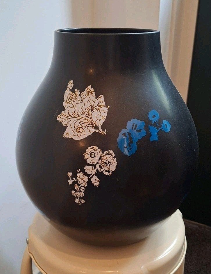Zwarte vaas met bloemmotief, Ophalen of Verzenden