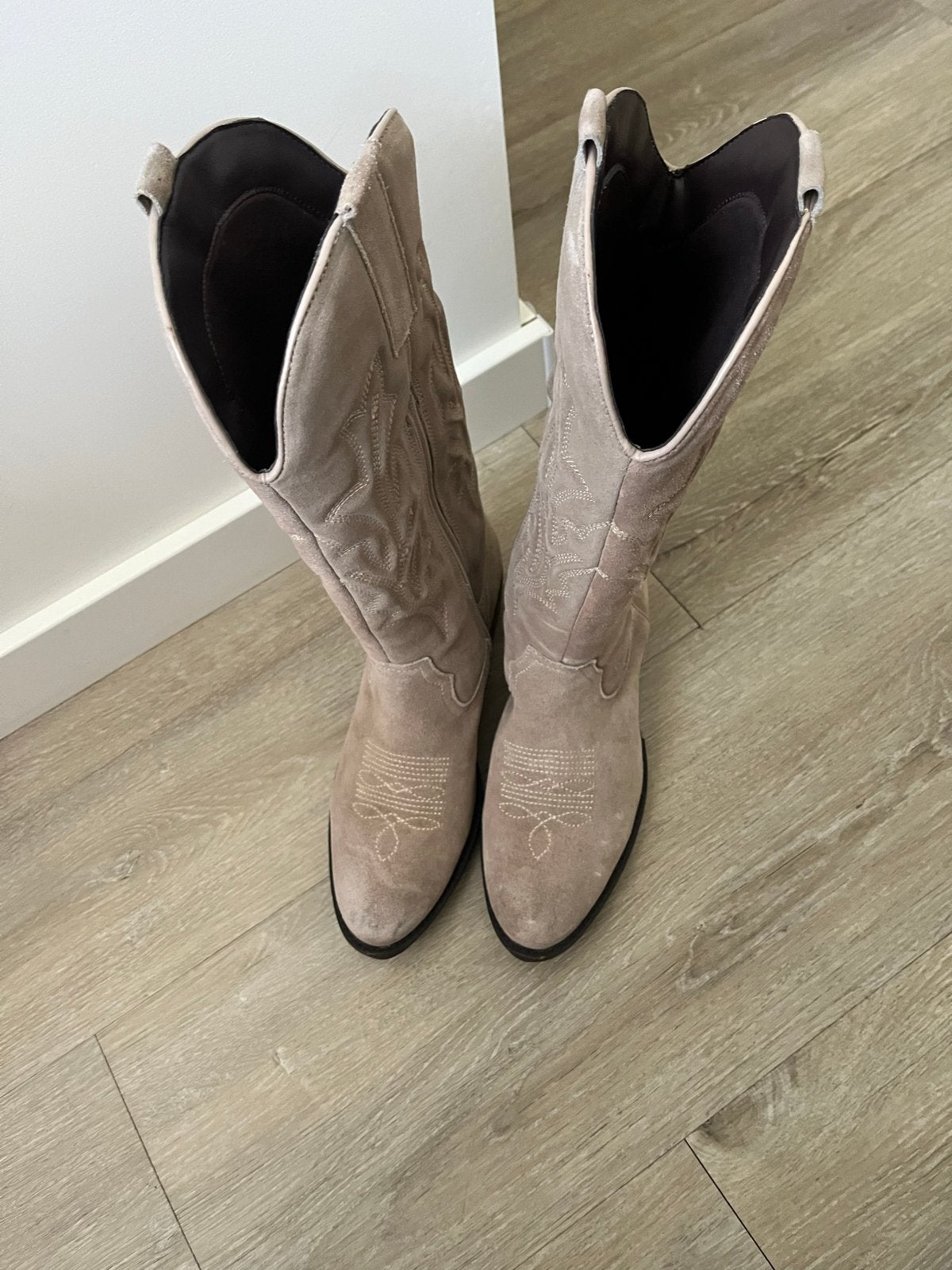 Beige suède cowboylaarzen - Zo goed als nieuw, Ophalen of Verzenden, Zo goed als nieuw, Beige, Lage of Enkellaarzen