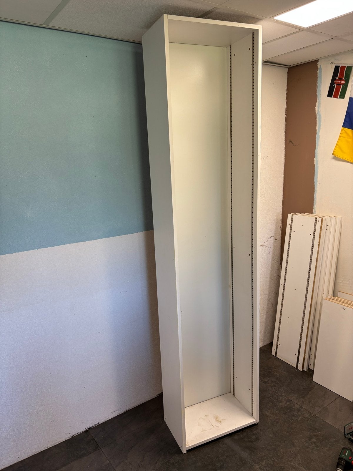 Hoge voorraadkast met deur en opbergplanken (52x225x30 cm), Ophalen, Gebruikt, 200 cm of meer, 50 tot 100 cm