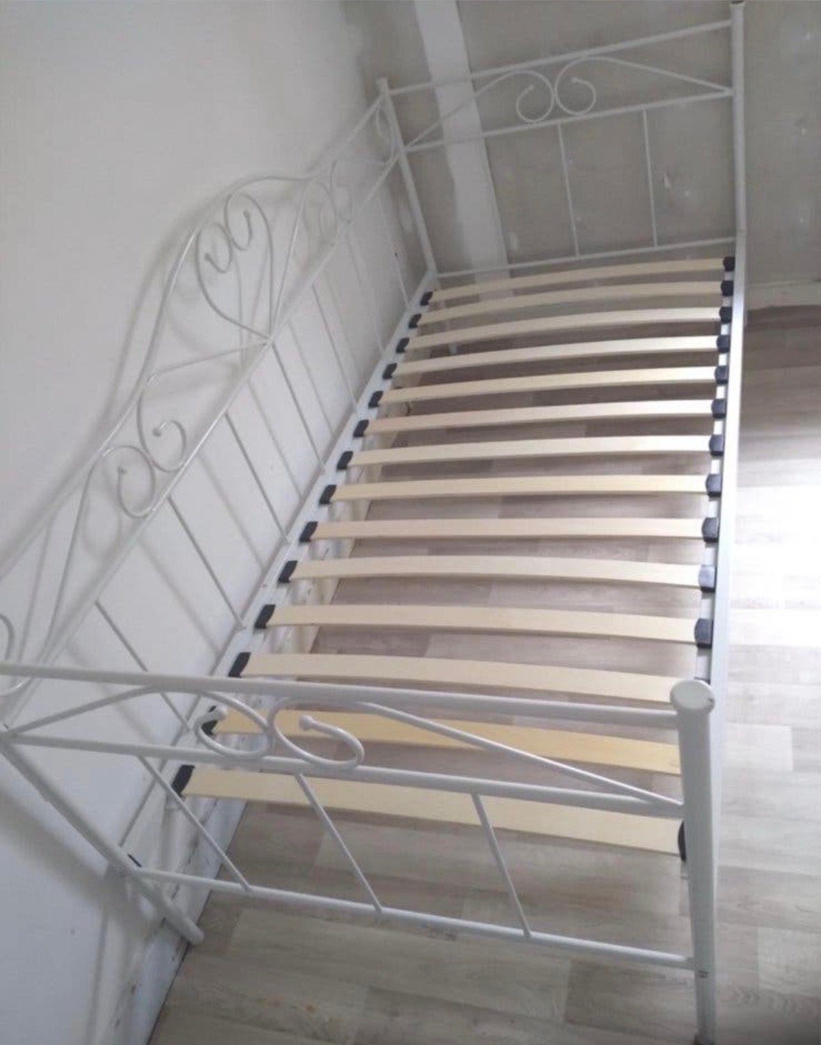 Wit stalen kinderbed (inclusief lattenbodem) te koop!, Ophalen, 70 tot 85 cm, Zo goed als nieuw, Lattenbodem