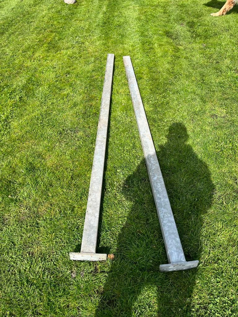 2 Gegalvaniseerde Staanders 8x8x240cm met Voetplaat, Tuin en Terras, Palen, Balken en Planken, Ophalen, Gebruikt, 180 tot 250 cm