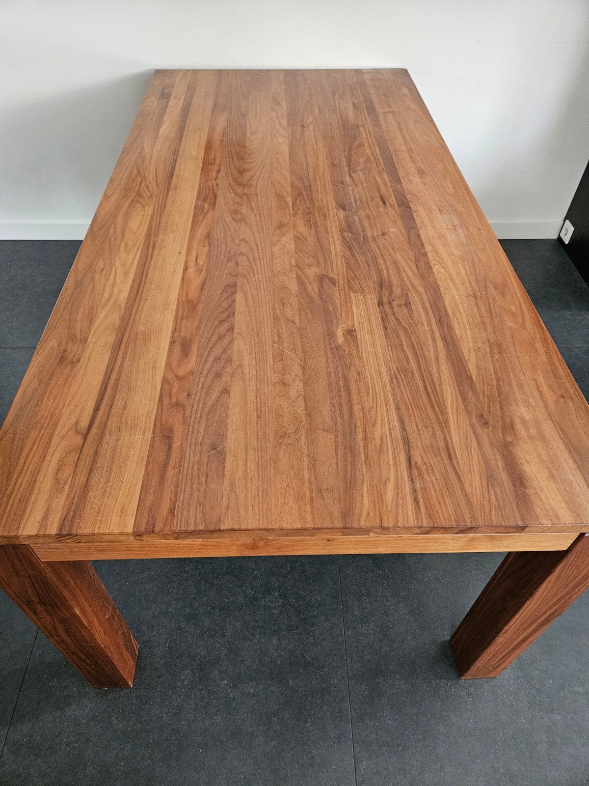 Geolied notenhouten eettafel - Robuust en stijlvol, Ophalen, 50 tot 100 cm, Vijf personen of meer, 150 tot 200 cm