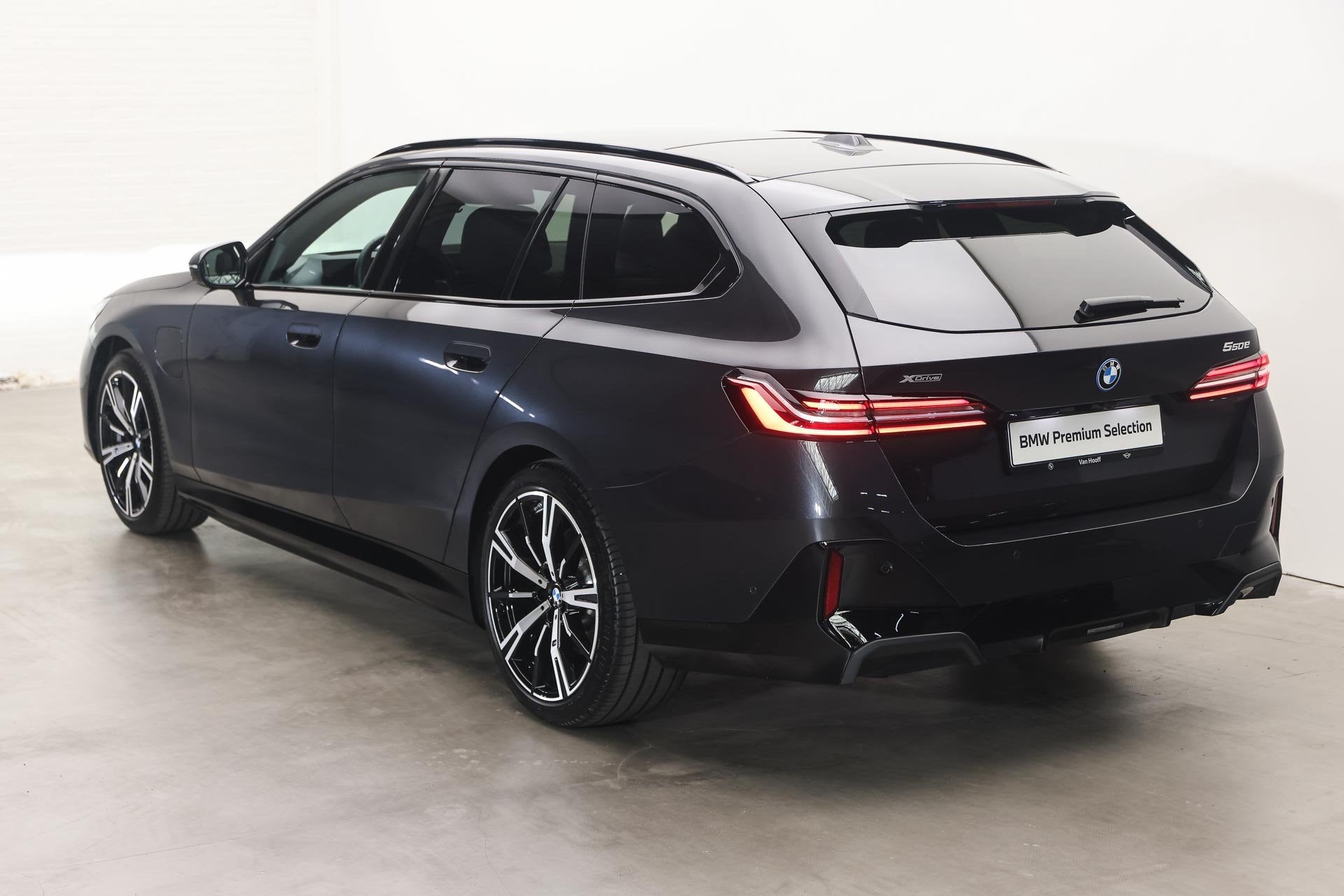 BMW 5 Serie Touring 550e xDrive M Sport Automaat / Trekhaak, Gebruikt, 489 pk, Hybride Elektrisch/Benzine, 2998 cc