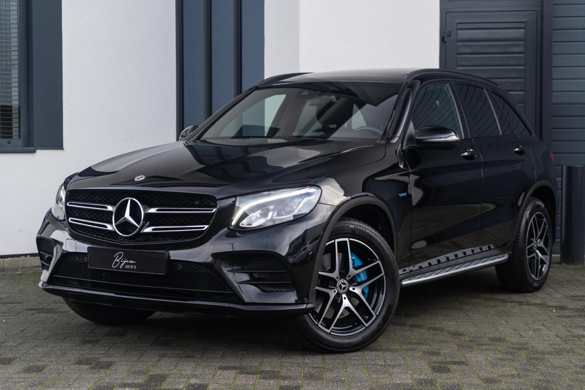 Mercedes GLC-klasse 350e 4MATIC AMG PANO / TREKHAAK / CAMERA, Auto's, Automaat, Gebruikt, Zwart, 4 cilinders