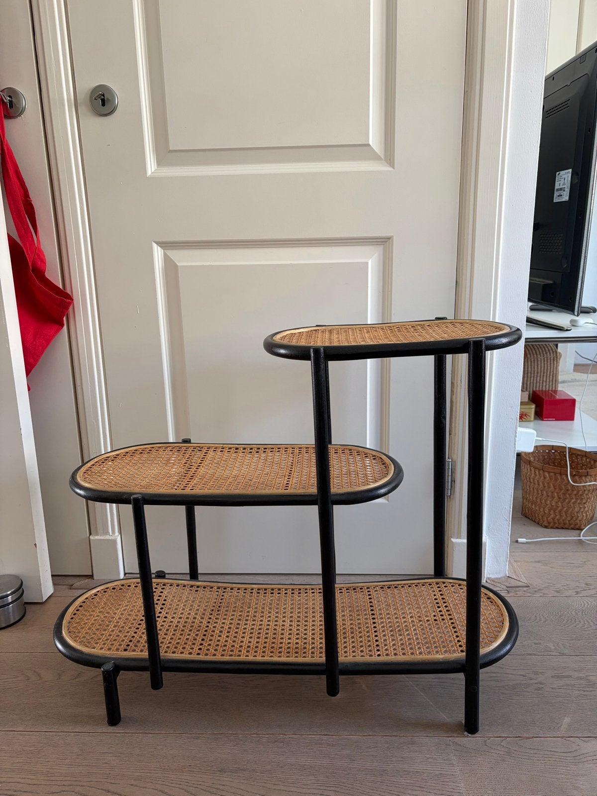 Ratan shelf/ plant stand, Ophalen, Zwart, Zo goed als nieuw, Natuurlijk materiaal
