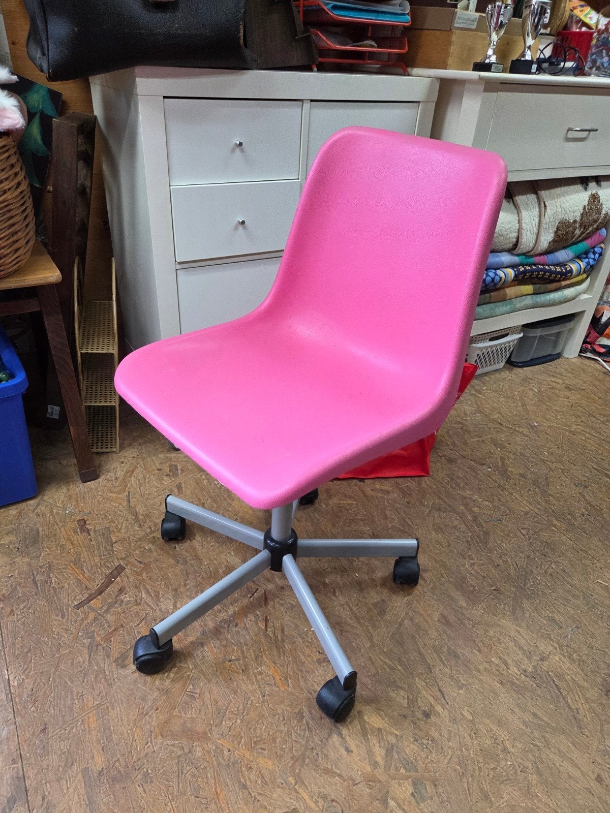 Gratis roze bureaustoel, Ophalen