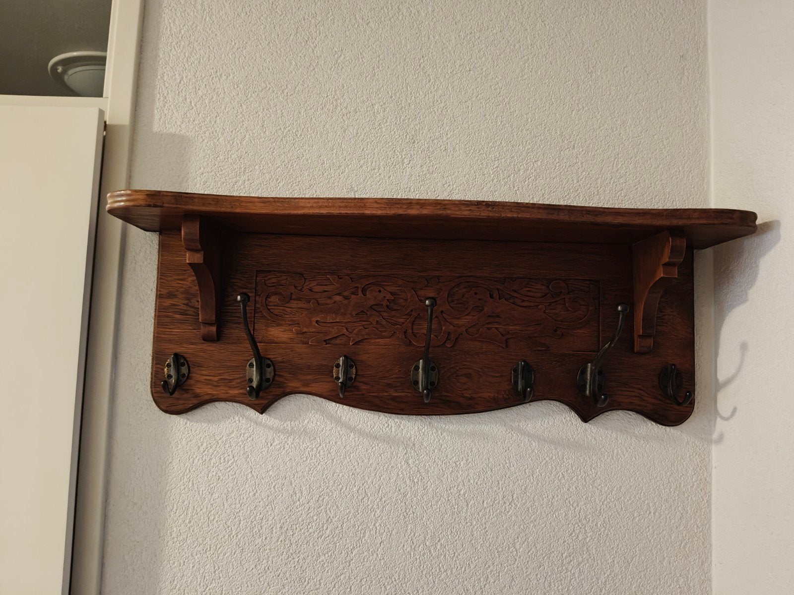 Antieke houten wandkapstok met sierlijk houtsnijwerk, Ophalen of Verzenden, Gebruikt, Hout, Wandkapstok